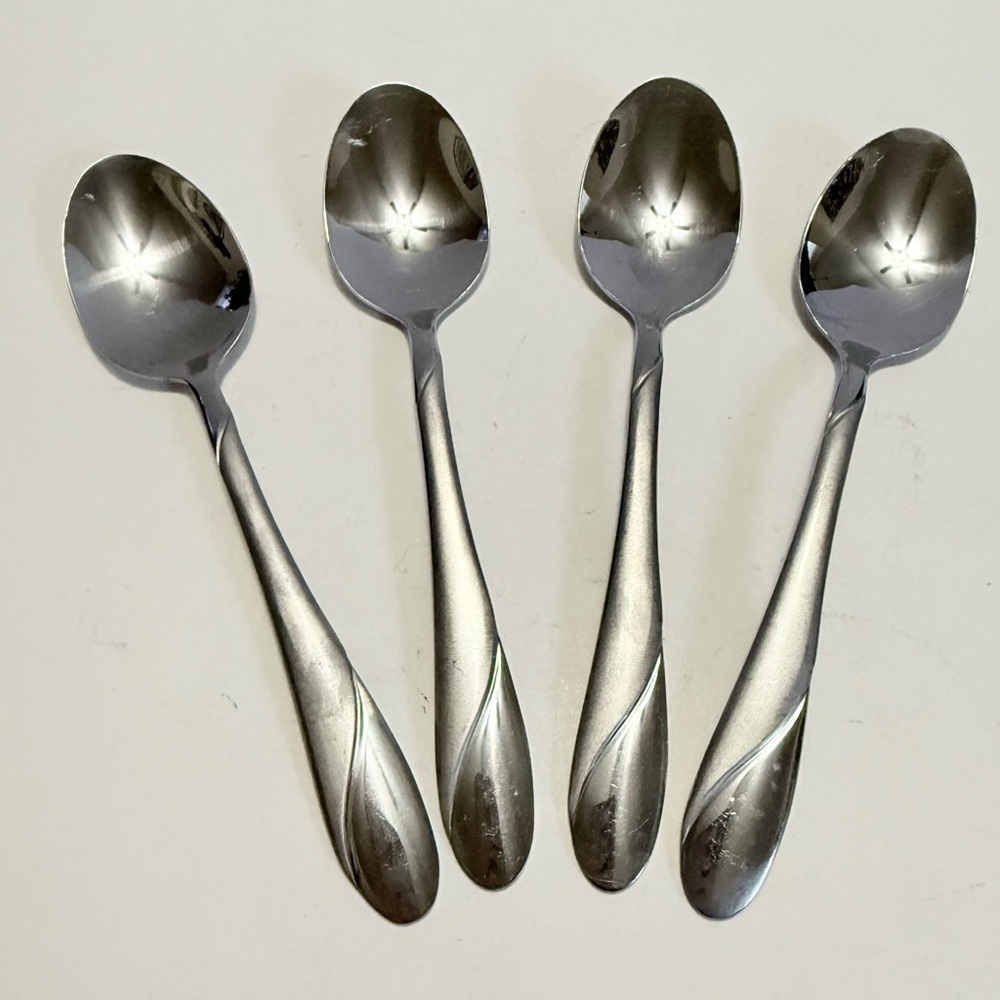 Cambridge “Swirl Sand” Stainless Steel Oval Soup Spoons – Set of 4 Glossy/Satin
